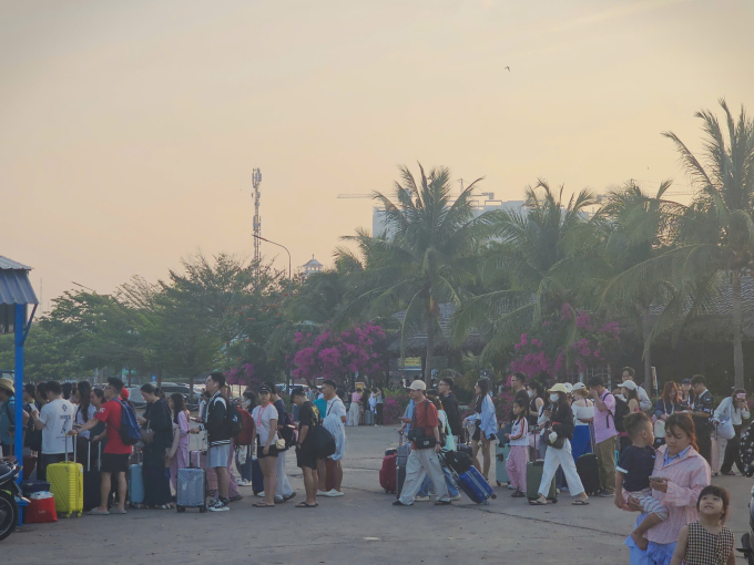 Du khách xếp hàng tại cảng Phan Thiết sáng 30/4. Ảnh: Kim Thu