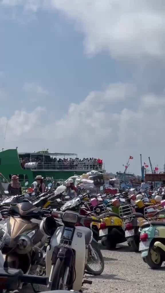 Bãi xe máy ở phía bến tàu trên đảo Phú Quý. Video: Long Phú Quý
