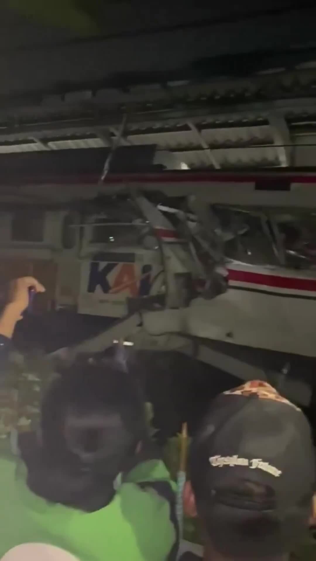 Hiện trường sau vụ va chạm tàu ở Indonesia tối 27/4. Video: X/ Global Report