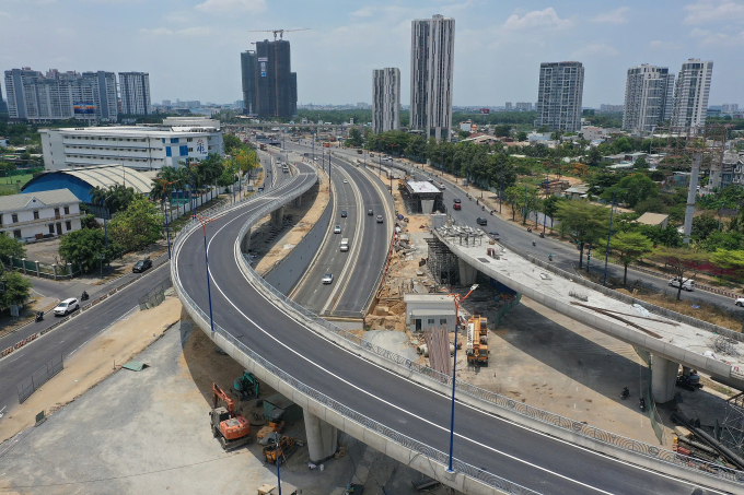 Nhánh cầu bên trái hình thông xe sẽ giúp giải toả ùn tắc cho khu vực nút giao An Phú. Ảnh: Quỳnh Trần