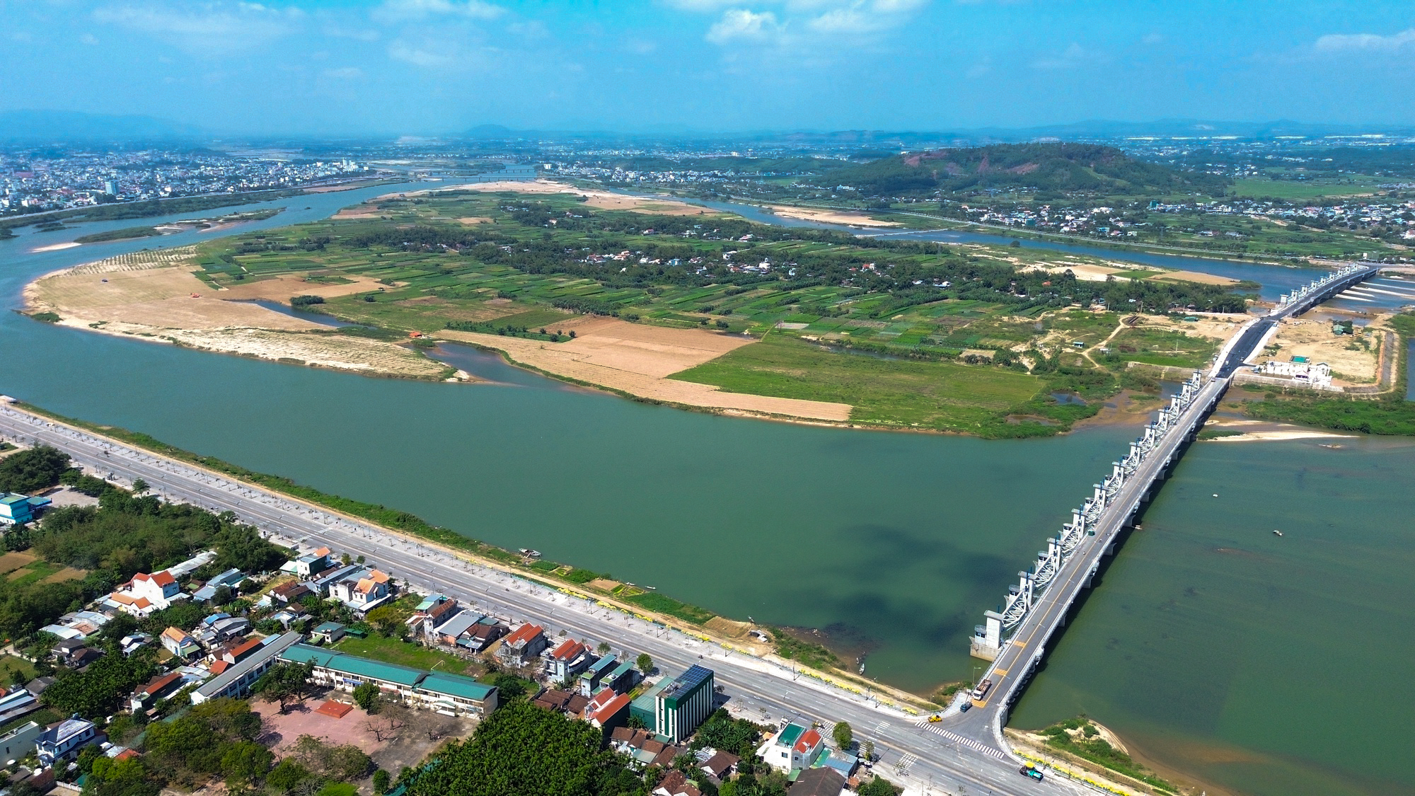 Trong khi đó, tại miền Trung, dự án Khu đô thị mới An Phú - Đảo Ngọc (Quảng Ngãi) quy mô 162 ha với sự góp mặt của Sun Group cũng đang được triển khai theo hướng chỉnh trang toàn diện bãi bồi sông Trà Khúc, biến nơi đây thành điểm nhấn kiến trúc và kinh tế cho khu vực duyên hải. Ảnh: Lê Danh.