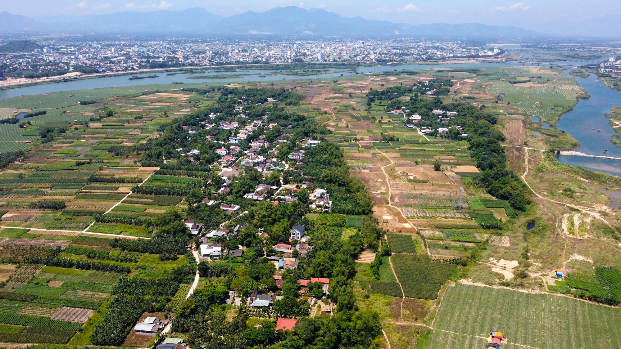 Theo nhận định từ các chuyên gia, việc khơi thông "long mạch" tại các trục sông và hải đảo đang nhận được trợ lực lớn từ Luật Đất đai 2024. Báo cáo từ World Bank dự báo Việt Nam cần tới 254 tỷ USD để hoàn thiện hạ tầng ven biển đến năm 2040. Đây chính là tiền đề để các đại đô thị đảo không chỉ là nơi cư trú, mà còn là động cơ tăng trưởng mới cho nền kinh tế biển quốc gia. Ảnh: Lê Danh.