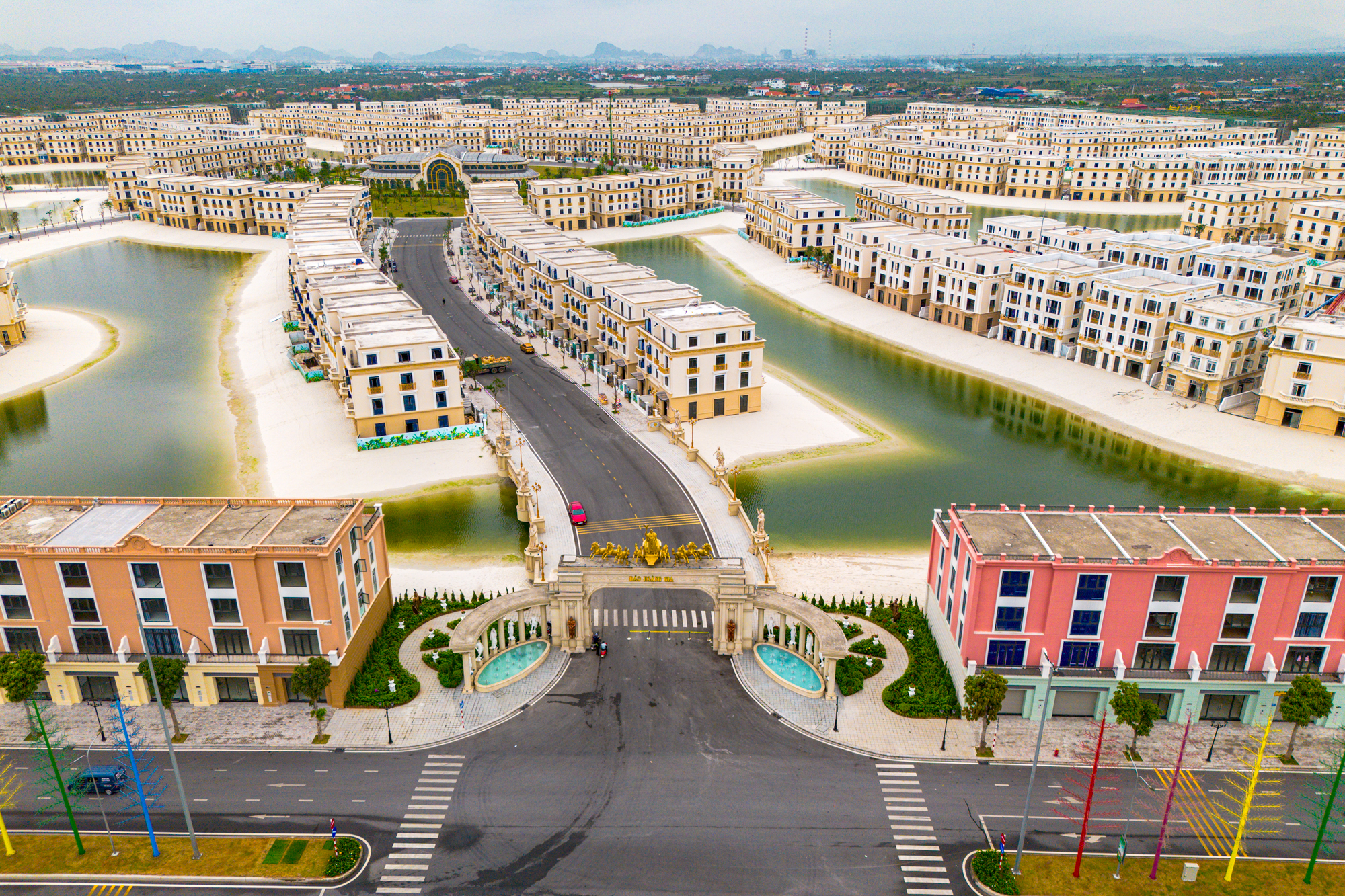 Điển hình cho quy mô "khủng" là Vinhomes Royal Island tại đảo Vũ Yên (Hải Phòng) với quy mô gần 880 ha, gấp hơn 20 lần diện tích sân vận động Mỹ Đình. Dự án có tổng vốn đầu tư hơn 55.800 tỷ đồng (khoảng 2,4 tỷ USD), cung ứng hơn 8.000 sản phẩm cao cấp gồm biệt thự, nhà liền kề….