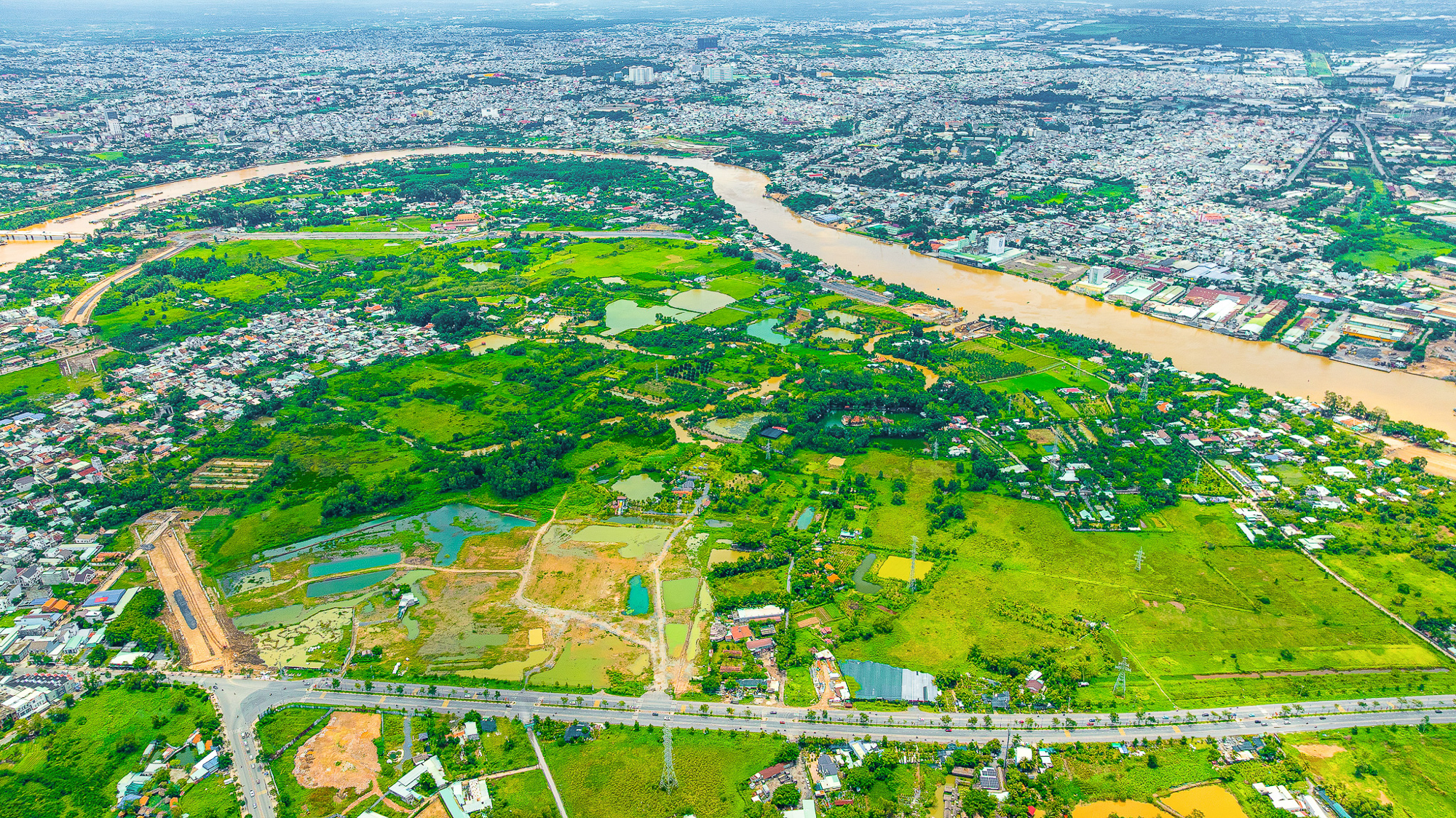 Hay tại Đồng Nai, Sun Group đang phát triển Khu đô thị Hiệp Hòa nằm trên Cù lao Hiệp Hoà (Cù lao Phố) với tổng vốn đầu tư lên tới 3 tỷ USD. Trên quy mô gần 300 ha, dự án duy trì mật độ xây dựng thấp kỷ lục (chỉ từ 23-24%) để ưu tiên không gian xanh theo tiêu chuẩn ESG++, tạo ra một đô thị vệ tinh hiện đại ngay sát cửa ngõ TP.HCM.