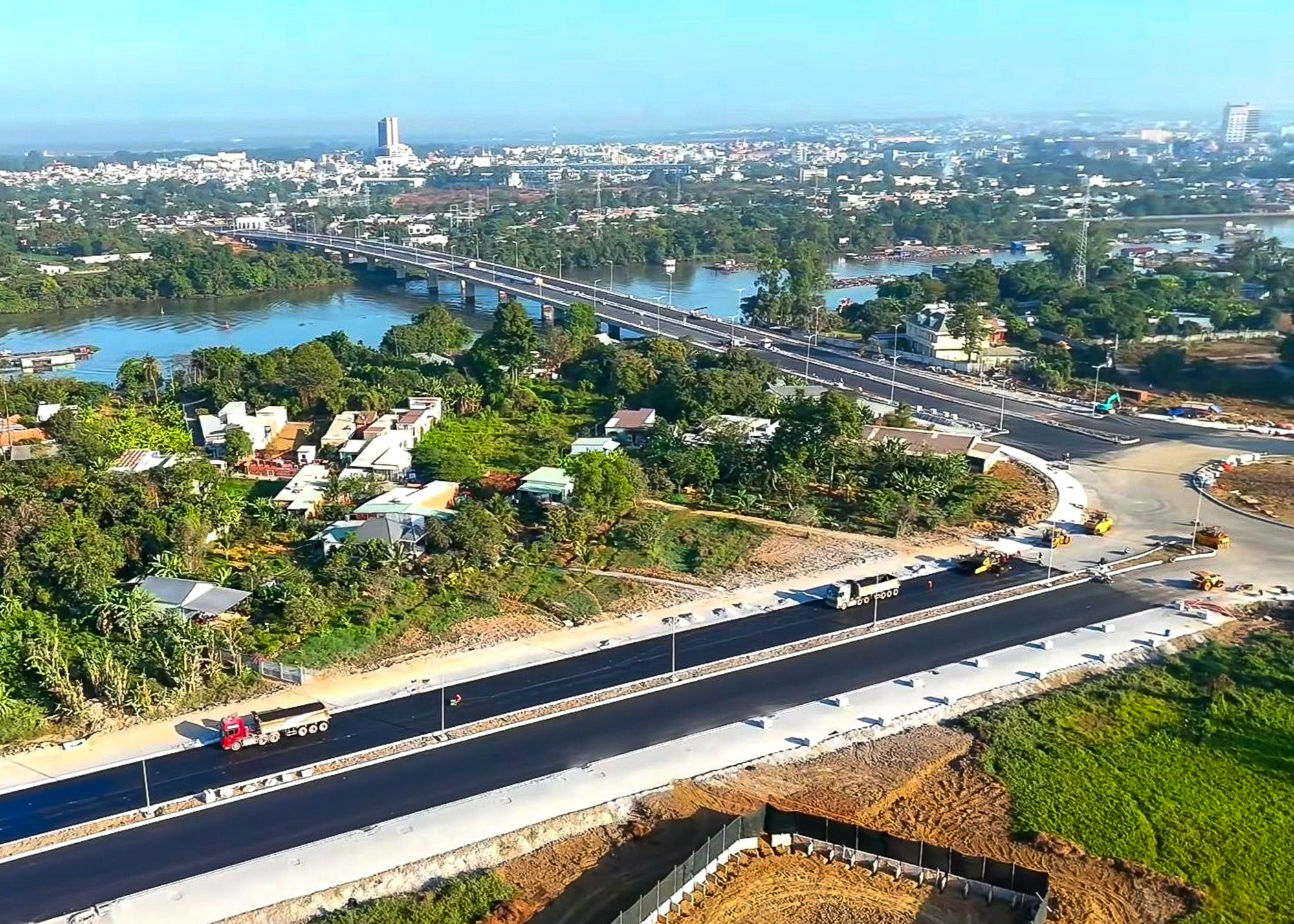 Từ “tứ bề giáp thuỷ”, Cù lao Phố đang dần thoát khỏi cảnh "ốc đảo" nhờ dự án cầu Thống Nhất với quy mô từ 6-10 làn xe, nâng tổng số cây cầu kết nối lên thành 6. Đây là hạ tầng kết nối chiến trọng yếu, nối thông trục trung tâm thành phố Biên Hòa với hệ thống bán lẻ (Aeon Mall), tạo lực đẩy mạnh mẽ cho giá trị bất động sản toàn khu vực. Ảnh: Cầu Thống Nhất nối đường trục trung tâm thành phố Biên Hòa (Người Đồng Nai).