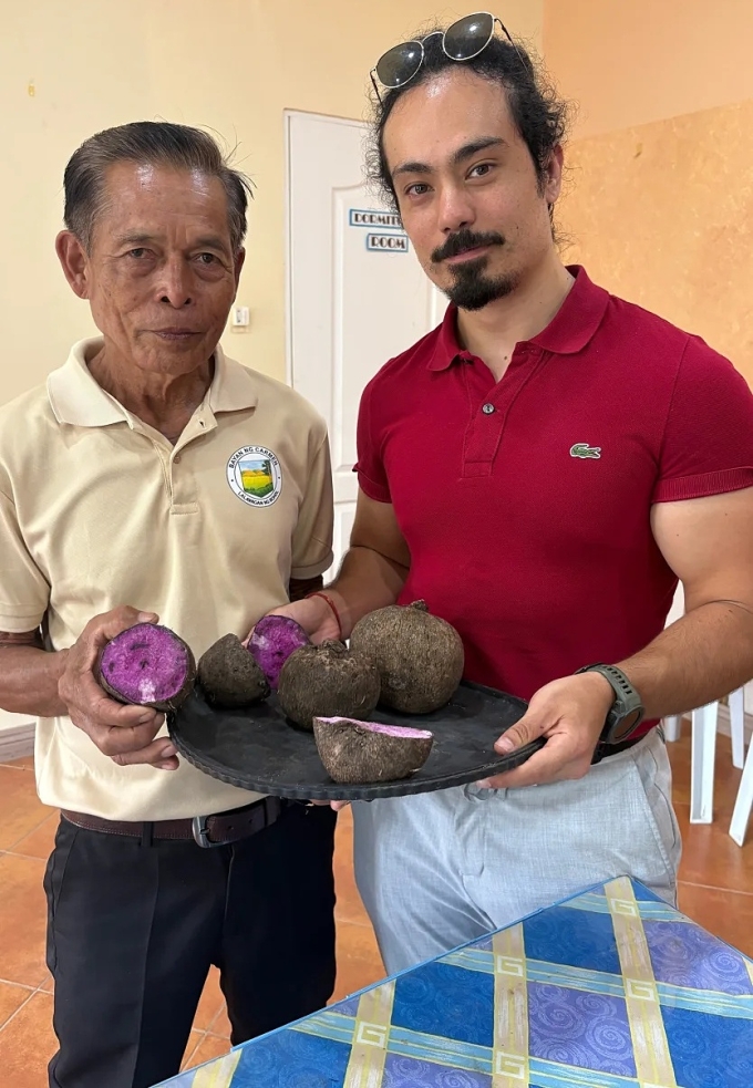 Jeffrey Cesari (phải) và nhà cung cấp ube trên đảo Bohol. Ảnh: Jeffrey Cesari