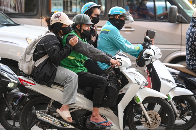 Xe máy kinh doanh vận chuyển hành khách chạy trên vành đai 3 Hà Nội, đoạn từ bến xe Mỹ Đình đến hầm chui Lê Văn Lương, chiều 29/4. Ảnh: Thế Bằng