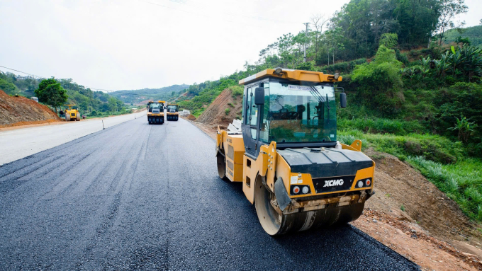 Một số đoạn cao tốc Hữu Nghị - Chi Lăng đang được thảm bêtông nhựa. Ảnh: Phương Linh